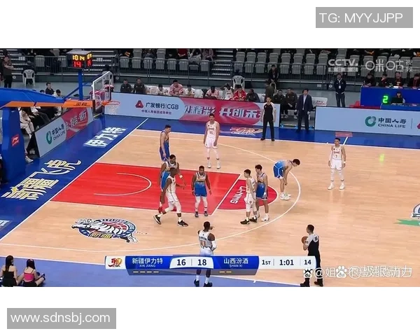 CBA青岛对阵新疆激战正酣球迷热情高涨期待精彩表现