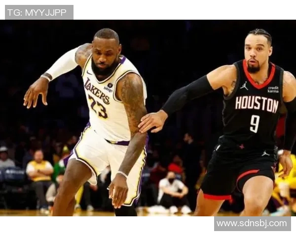 国王队与湖人激战正酣NBA季后赛精彩对决引发球迷热议 国王队与湖人激战正酣NBA季后赛精彩对决引发球迷热议