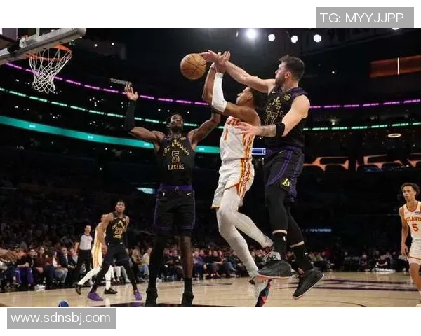 詹姆斯领衔湖人对决老鹰球迷期待精彩对抗与激烈较量