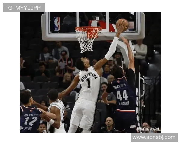 文班亚马首场比赛表现抢眼五次盖帽并成功隔扣字母哥引发广泛讨论